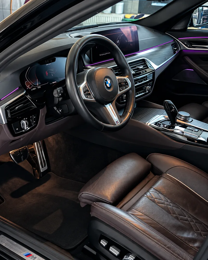 Luksusowe wnętrze BMW M z fioletowym oświetleniem po czyszczeniu