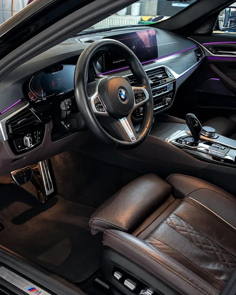Wnętrze BMW M z nastrojowym oświetleniem