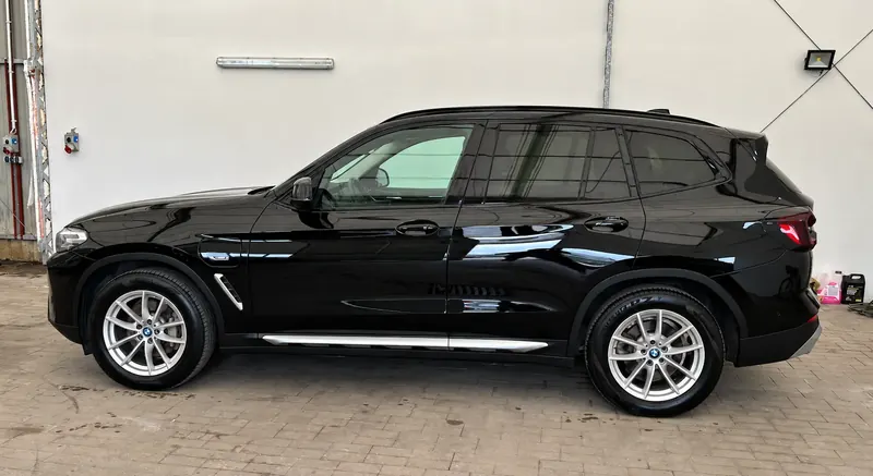 Czarny SUV BMW w warsztacie