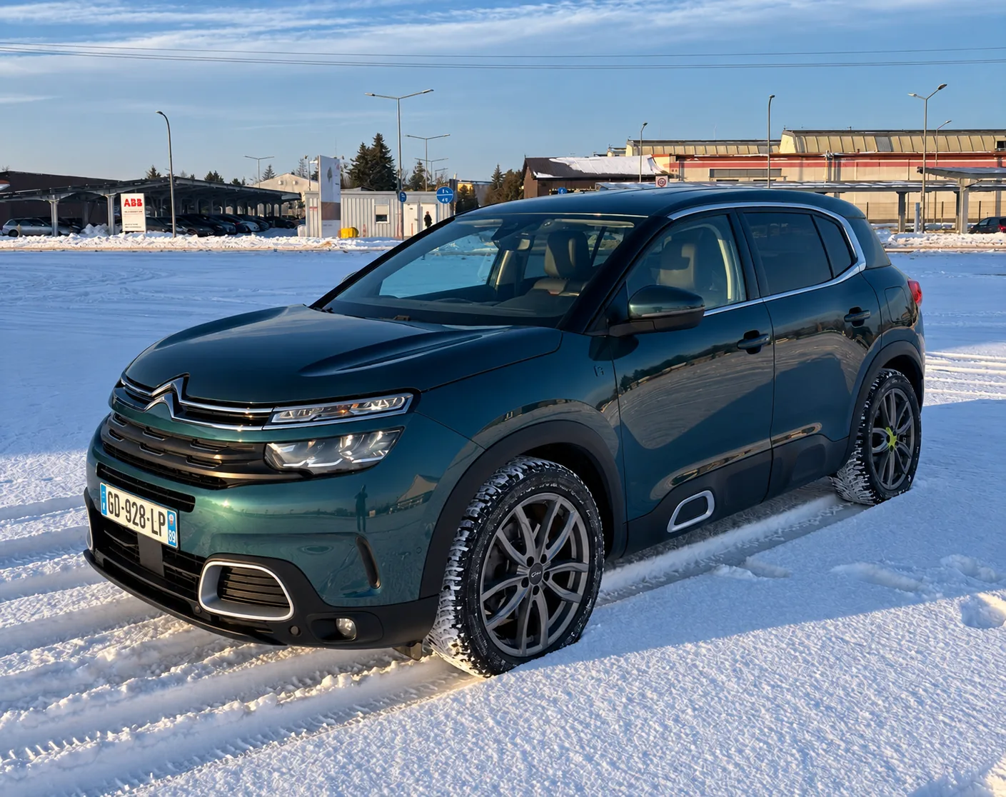 Turkusowy Citroën SUV na śniegu