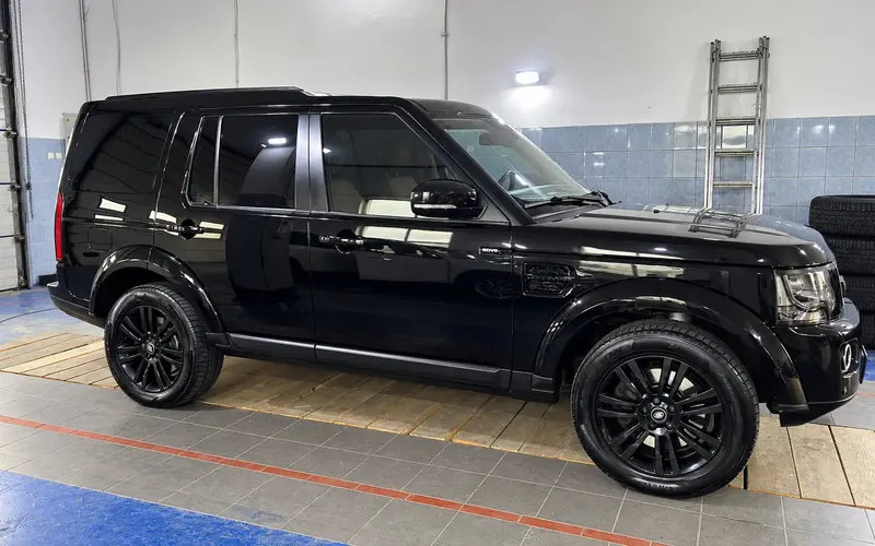 Błyszczący Land Rover w garażu po pielęgnacji