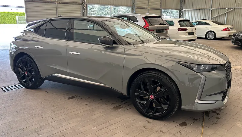 Szary crossover DS po myciu i odświeżeniu lakieru w hali Auto Select SPA 777