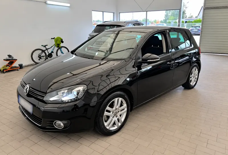 Czarny Volkswagen Golf w salonie serwisowym